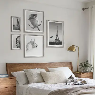 Galeria de parede com imagens elegantes em preto e branco