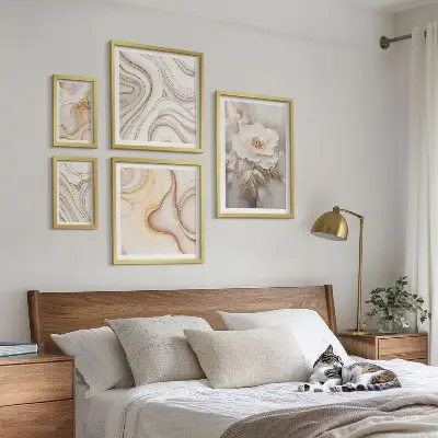 Galeria de quadros para parede com motivos florais abstratos de elegância