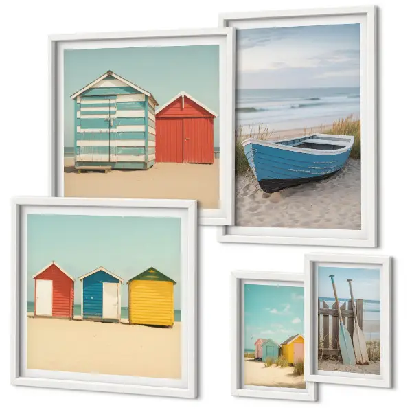 Galeria de parede com vistas para o mar, casas e barcos