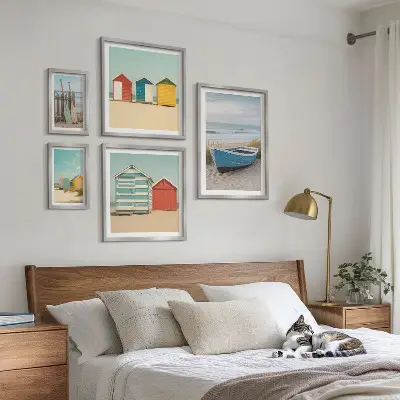 Galeria de parede com vistas para o mar, casas e barcos