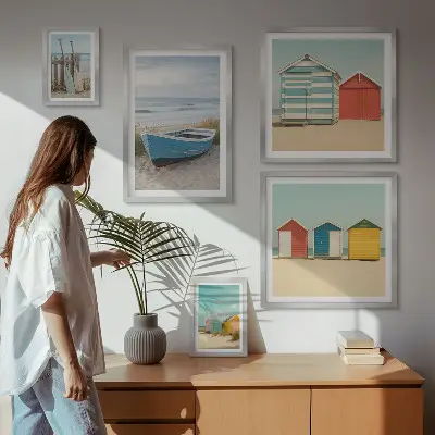 Galeria de parede com vistas para o mar, casas e barcos