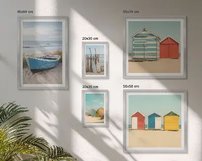 Galeria de parede com vistas para o mar, casas e barcos