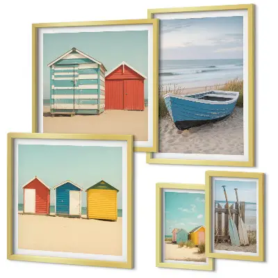 Galeria de parede com vistas para o mar, casas e barcos