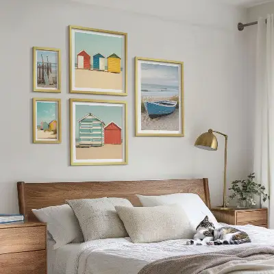Galeria de parede com vistas para o mar, casas e barcos