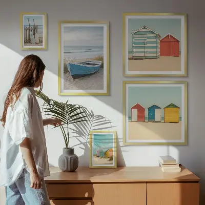 Galeria de parede com vistas para o mar, casas e barcos
