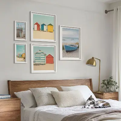 Galeria de parede com vistas para o mar, casas e barcos