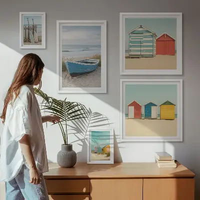 Galeria de parede com vistas para o mar, casas e barcos