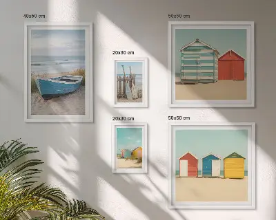 Galeria de parede com vistas para o mar, casas e barcos