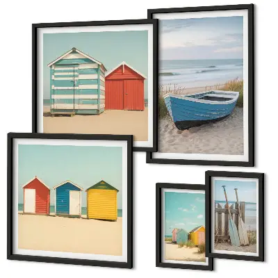 Galeria de parede com vistas para o mar, casas e barcos