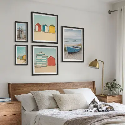 Galeria de parede com vistas para o mar, casas e barcos