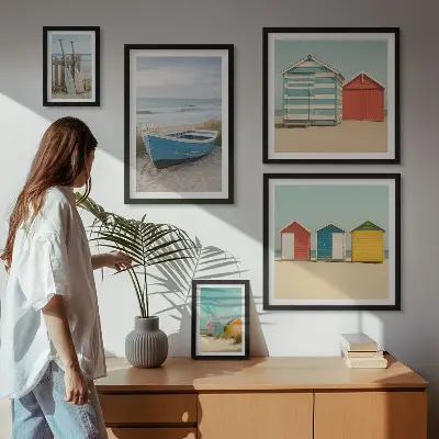 Galeria de parede com vistas para o mar, casas e barcos