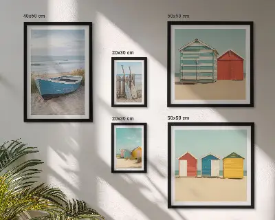 Galeria de parede com vistas para o mar, casas e barcos