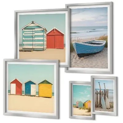 Galeria de parede com vistas para o mar, casas e barcos
