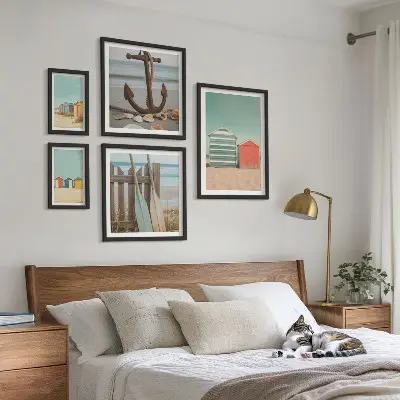 Galeria de quadros para parede com tema de casas de praia elegantes