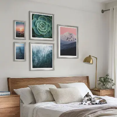 Galeria de parede com paisagens de montanhas e mar estilo boho