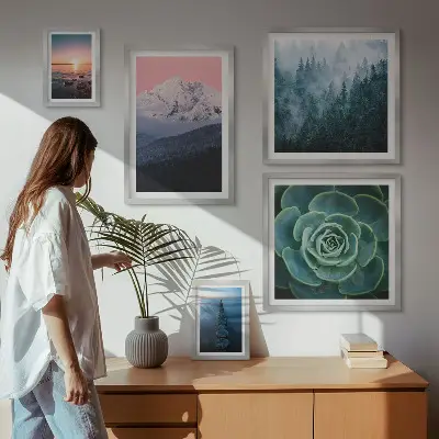 Galeria de parede com paisagens de montanhas e mar estilo boho