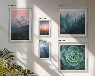Galeria de parede com paisagens de montanhas e mar estilo boho
