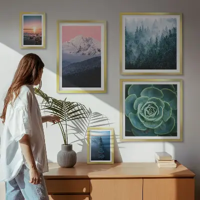 Galeria de parede com paisagens de montanhas e mar estilo boho
