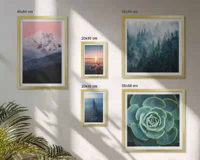 Galeria de parede com paisagens de montanhas e mar estilo boho