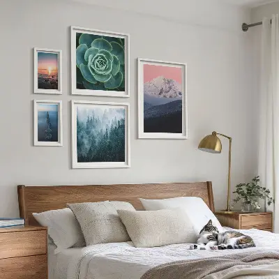 Galeria de parede com paisagens de montanhas e mar estilo boho