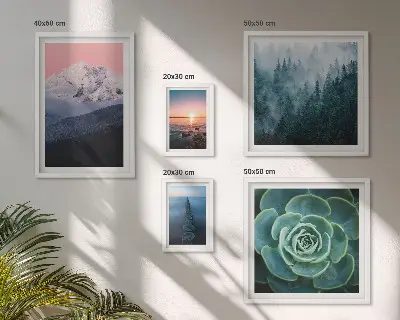 Galeria de parede com paisagens de montanhas e mar estilo boho