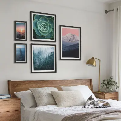 Galeria de parede com paisagens de montanhas e mar estilo boho