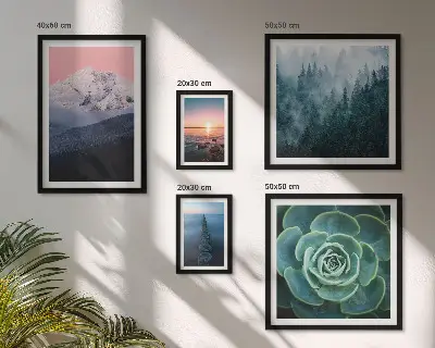 Galeria de parede com paisagens de montanhas e mar estilo boho