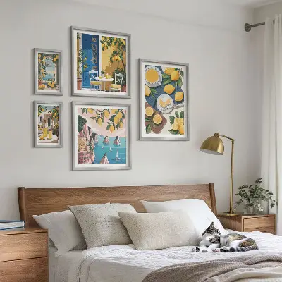 Parede galeria de quadros estilo boho com frescor de limão de verão