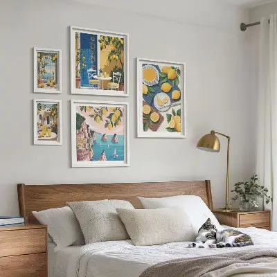 Parede galeria de quadros estilo boho com frescor de limão de verão