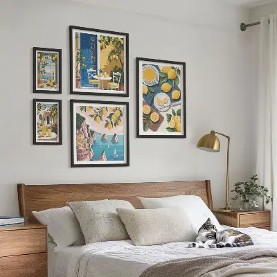 Parede galeria de quadros estilo boho com frescor de limão de verão
