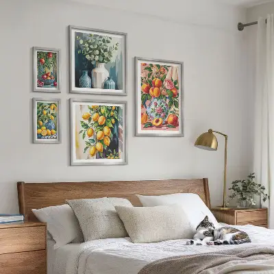 Conjunto de 5 quadros decorativos com estampas de composições florais frutadas