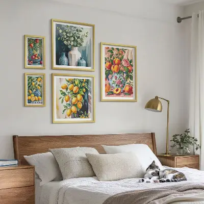 Conjunto de 5 quadros decorativos com estampas de composições florais frutadas