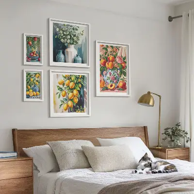 Conjunto de 5 quadros decorativos com estampas de composições florais frutadas