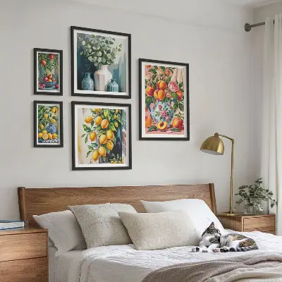 Conjunto de 5 quadros decorativos com estampas de composições florais frutadas
