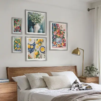 Galeria de quadros para parede com composições de flores e frutas