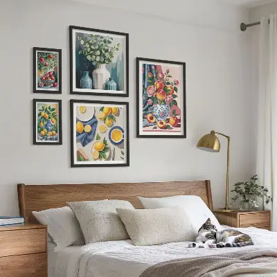 Galeria de quadros para parede com composições de flores e frutas