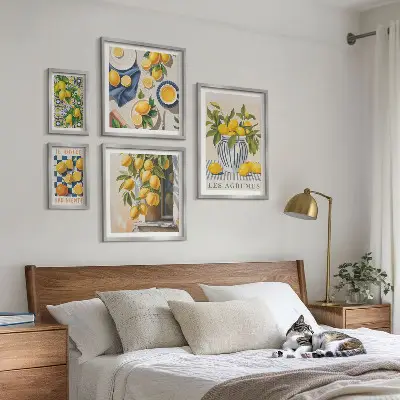 Galeria de parede com decorações provençais cítricas