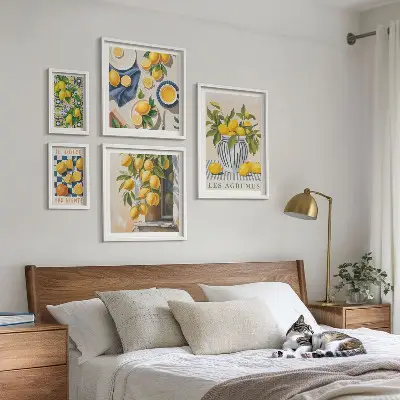 Galeria de parede com decorações provençais cítricas