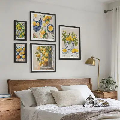 Galeria de parede com decorações provençais cítricas