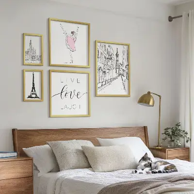 Conjunto de 5 quadros com moldura com estampas de inspirações parisienses elegantes