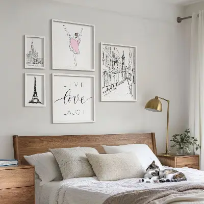 Conjunto de 5 quadros com moldura com estampas de inspirações parisienses elegantes