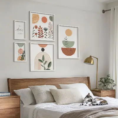 Parede galeria de quadros com estampas geométricas e botânicas elegantes