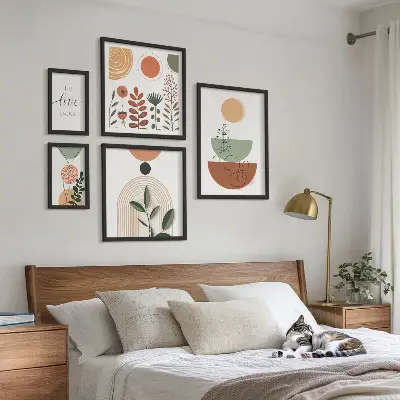 Parede galeria de quadros com estampas geométricas e botânicas elegantes