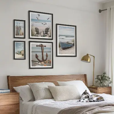Galeria de parede tema de ambiente à beira-mar com foco em relaxamento e praia
