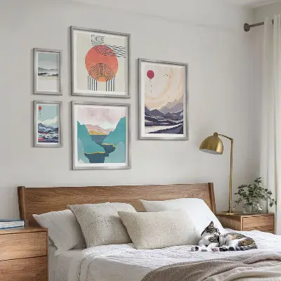 Galeria de parede com paisagens montanhosas abstratas
