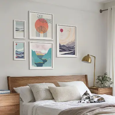 Galeria de parede com paisagens montanhosas abstratas
