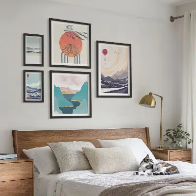 Galeria de parede com paisagens montanhosas abstratas