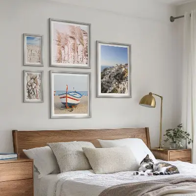 Galeria de quadros para parede com paisagens de praias e edifícios brancos