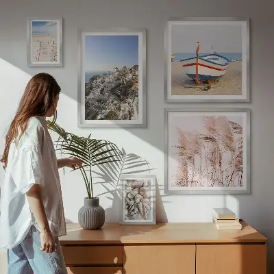 Galeria de quadros para parede com paisagens de praias e edifícios brancos