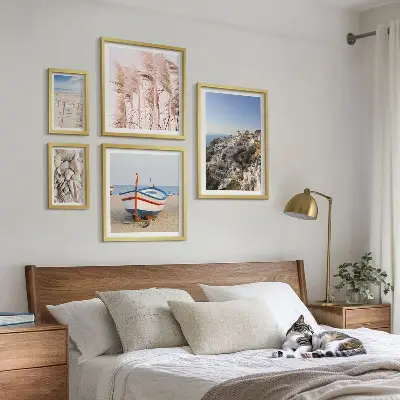 Galeria de quadros para parede com paisagens de praias e edifícios brancos
